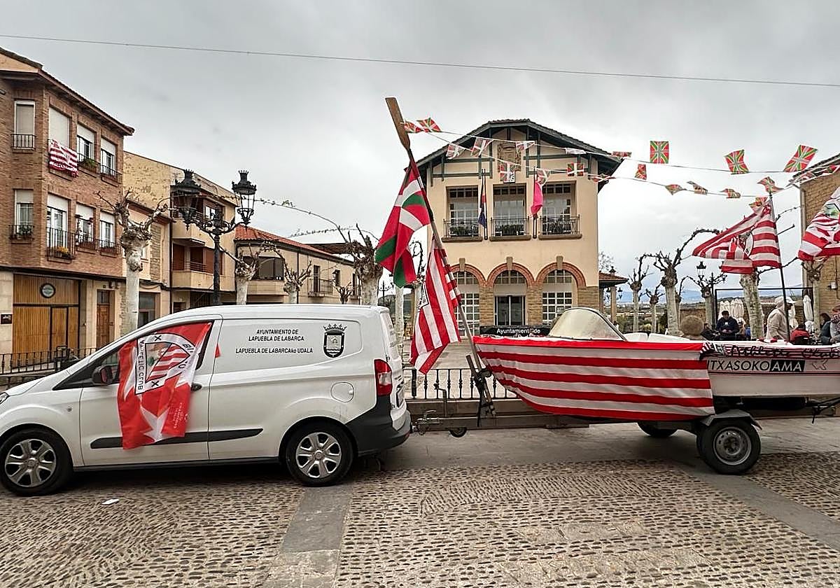 Un pueblo alavés también saca su gabarra