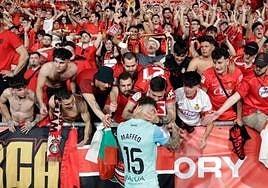 La afición del Mallorca consuela a Maffeo tras perder la final ante el Athletic.