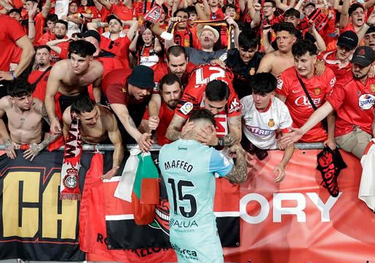 La afición del Mallorca consuela a Maffeo tras perder la final ante el Athletic.