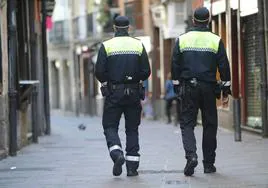 Dos agentes de la Policía Local patrullan por el Casco Viejo de Vitoria.