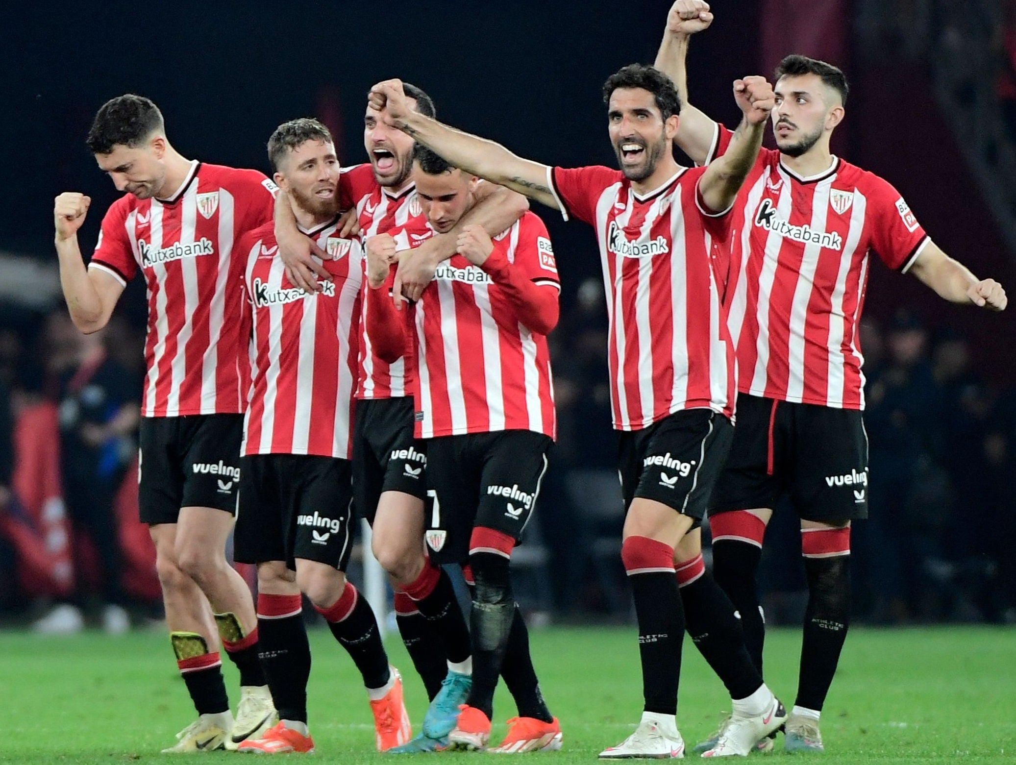 Los jugadores rojiblancos celebran la consecución del título tras la tanda de penaltis.