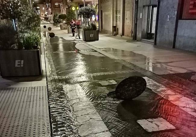 Las calles del barrio Altzaga quedaron encharcadas por el desbordamiento de la ría.