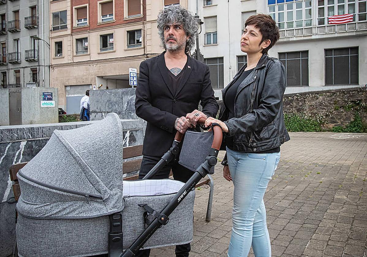 Vicenç y Mamen pasean por Bilbao con su hijo.