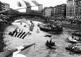 La comitiva de la gabarra en 1984, con un grupo de traineras comandando la flota.
