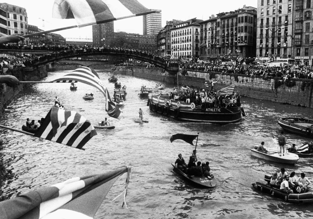 La comitiva de la gabarra en 1984, con un grupo de traineras comandando la flota.