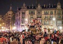 Aficionados del Athletic celebrando el triunfo en la plaza Moyua.