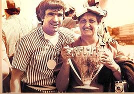 Furor. Imágenes en las que se observa a Piedad Diego subida a la gabarra y con la Copa junto a Dani.