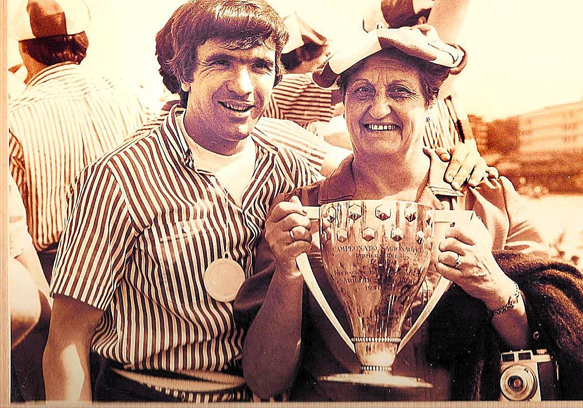 Furor. Imágenes en las que se observa a Piedad Diego subida a la gabarra y con la Copa junto a Dani.