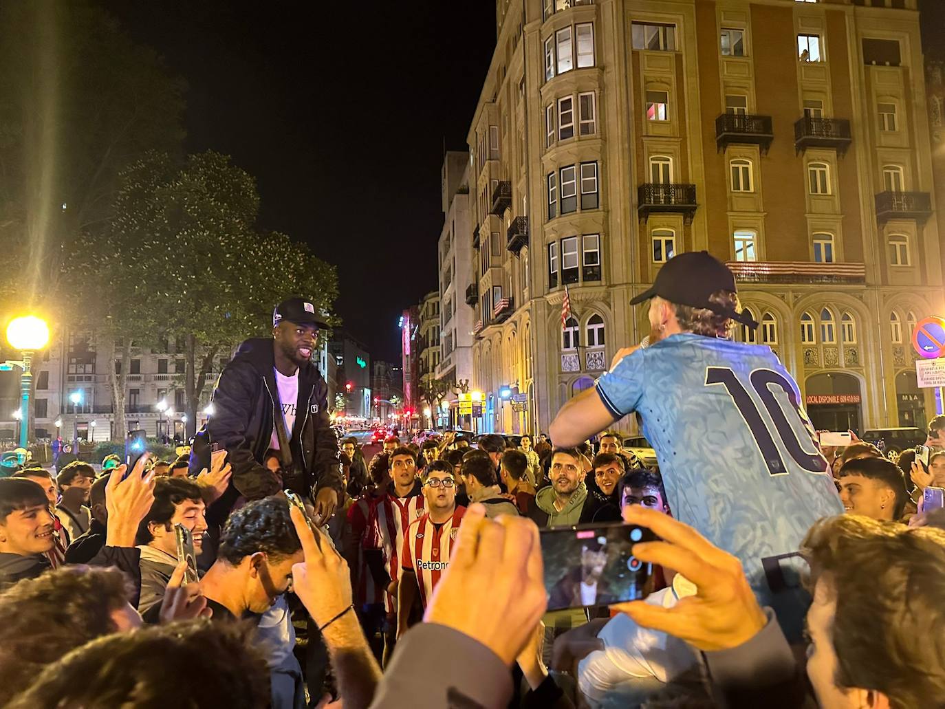 La fiesta de los jugadores del Athletic por el centro de Bilbao