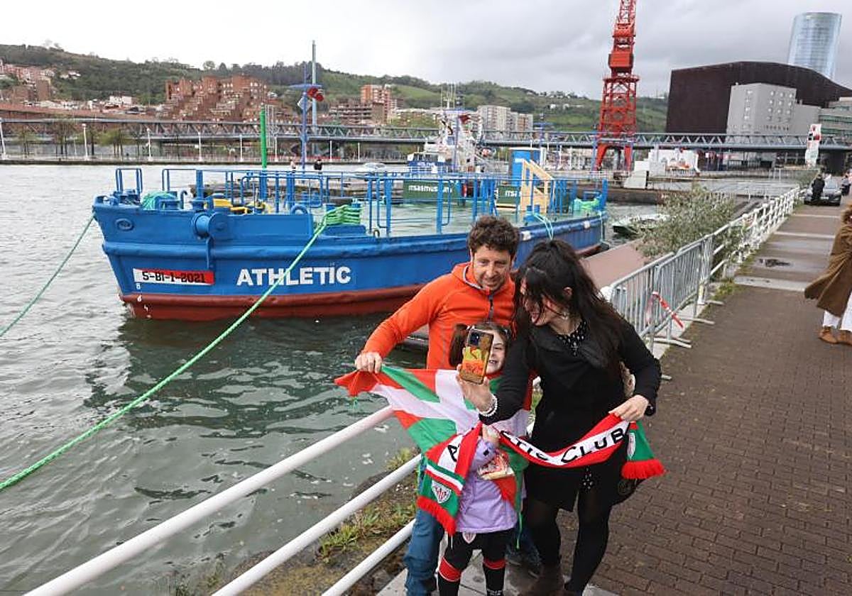 Los más pequeños quieren disfrutar de su primera gabarra.