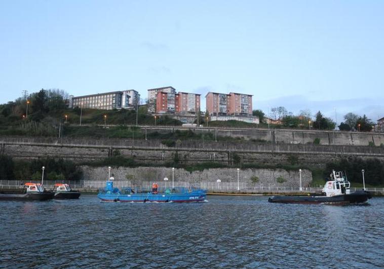 La gabarra esta mañana a su paso por Zorroza.
