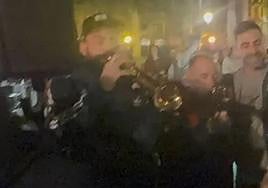 Villalibre, en un momento de la kalejira con su inseparable trompeta.