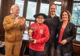 Sergio Trigo, con la copa que le acredita campeón de Euskadi de ajedrez.