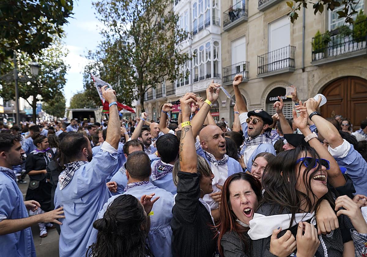 Paseíllo de las cuadrillas de blusas y neskas en las últimas fiestas de La Blanca.
