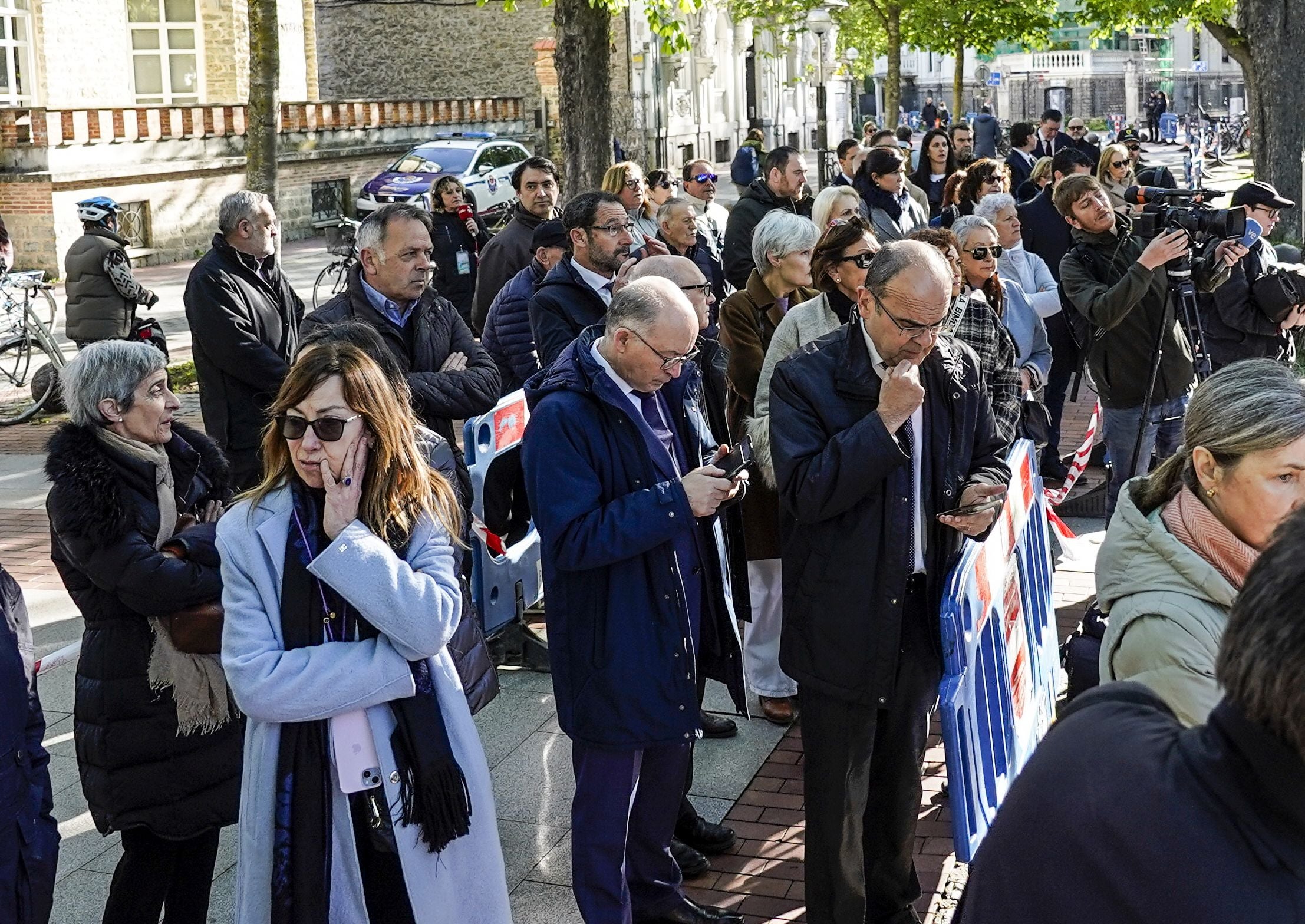 Ciudadanos anónimos, altos cargos y miembros de la familia jeltzale están pasando por la capilla ardiente ubicado en el interior de Ajuria Enea.