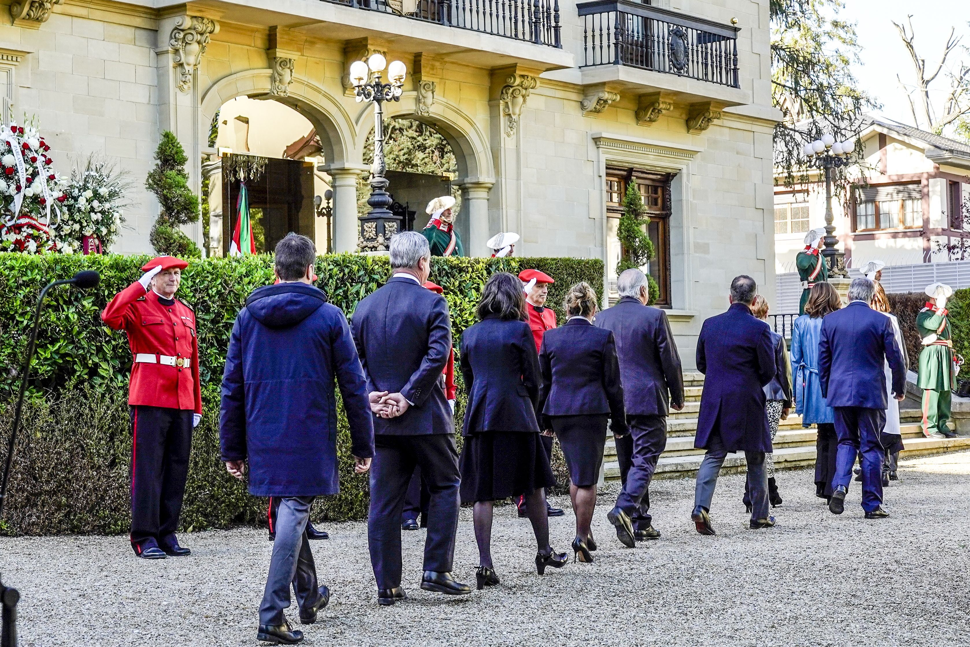 Uno a uno, los consejeros del Gobierno vasco han llegado a Ajuria Enea para esperar el féretro junto a la familia Ardanza.