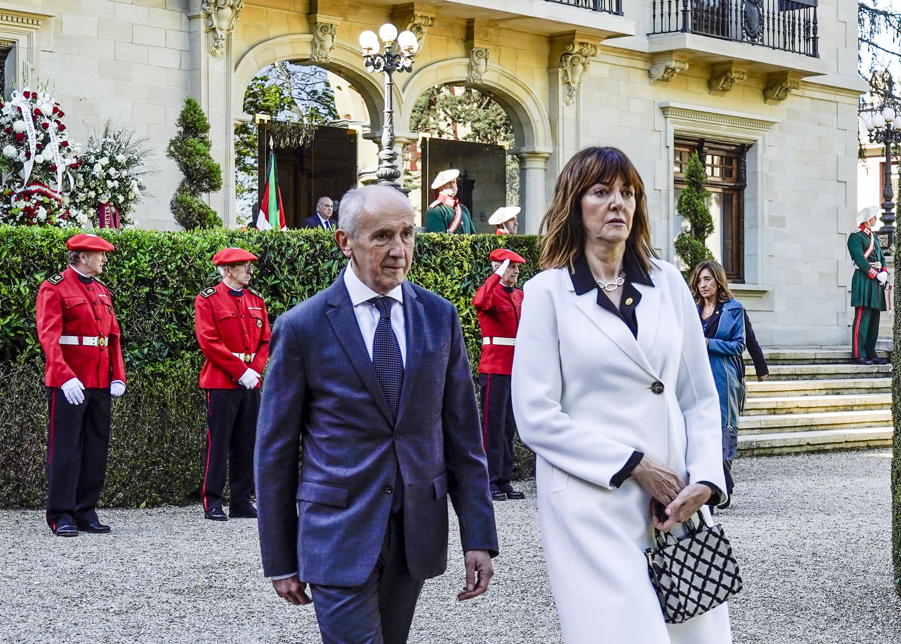 Los vicelehendakaris y consejeros Josu Erkoreka e Idoia Mendia en el exterior de Ajuria Enea.