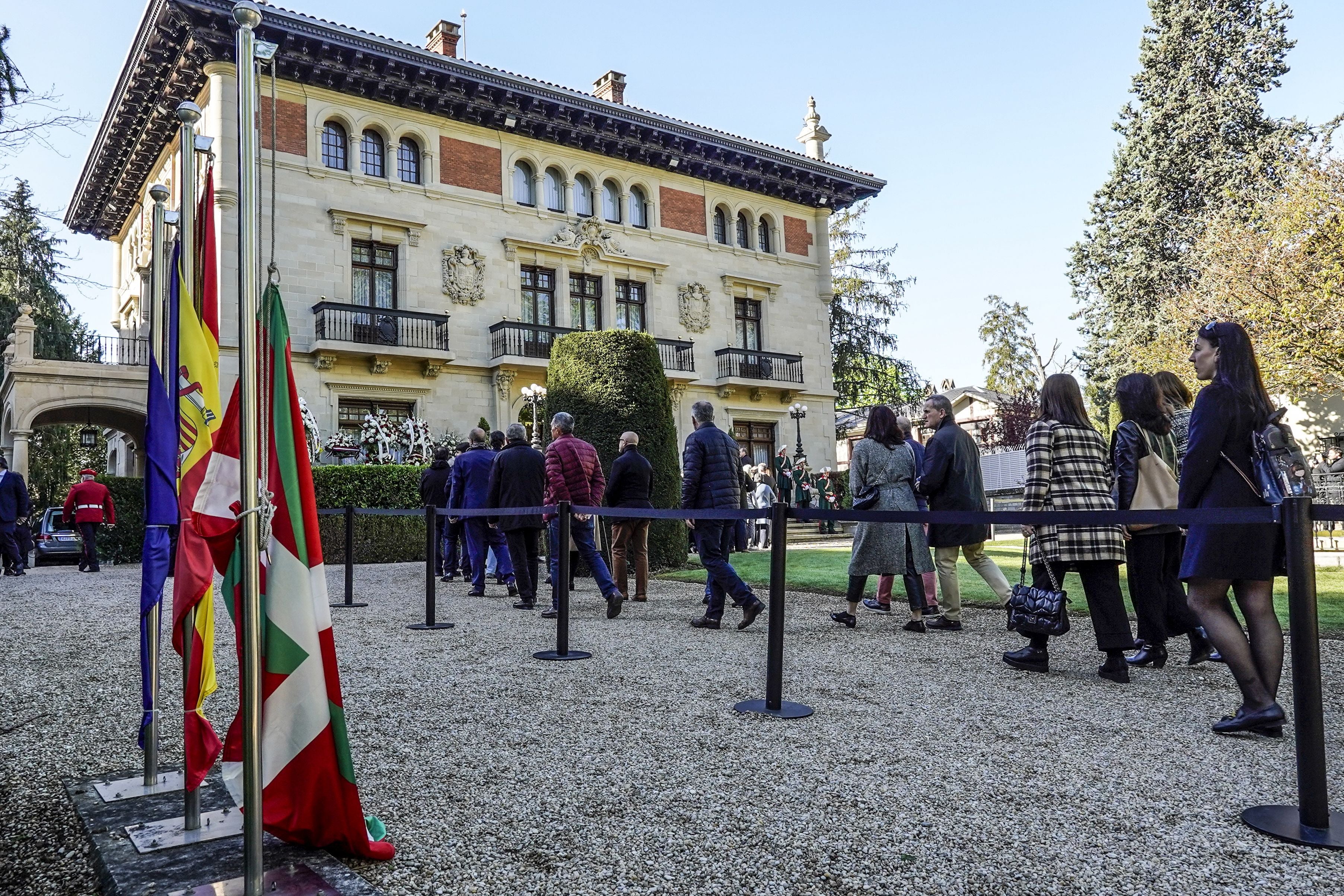 Numerosos ciudadanos anónimos están pasando por la capilla ardiente, instalada en el interior del Palacio de Ajuria Enea, residencia oficial del lehendakari.