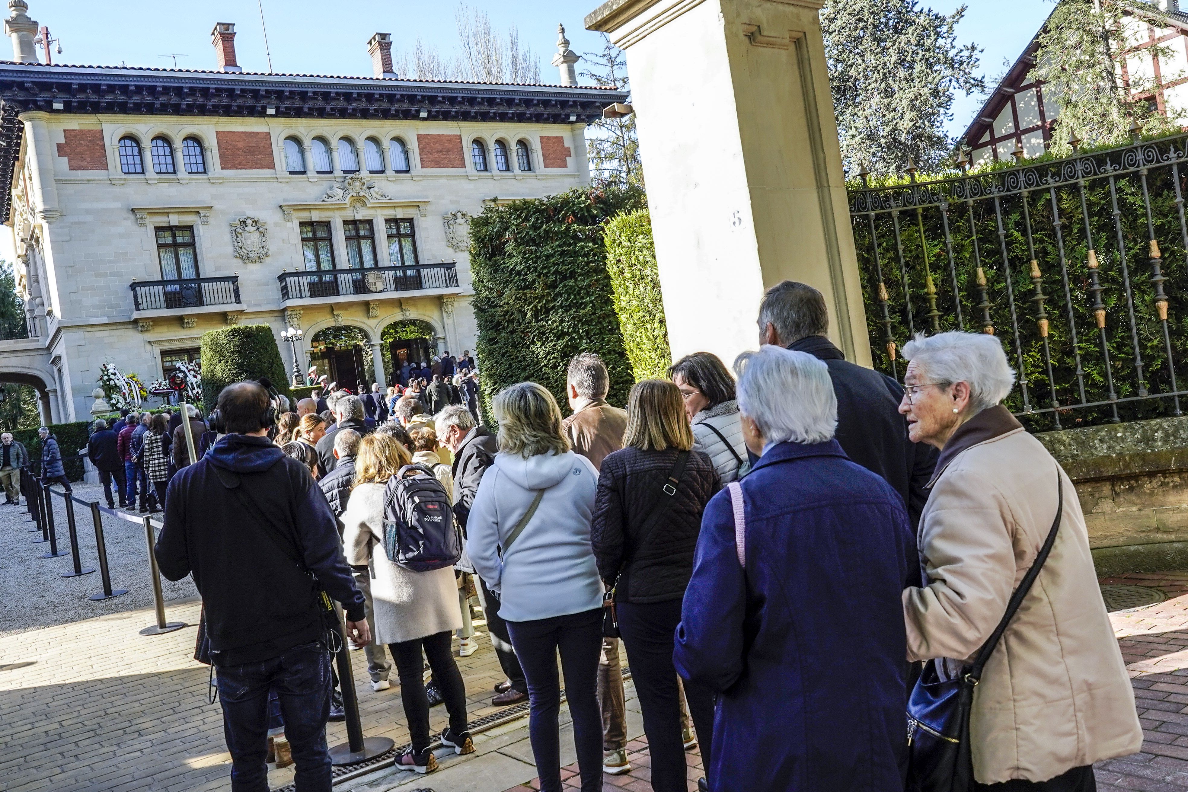 Decenas de ciudadanos acceden a Ajuria Enea. La capilla ardiente se ha abierto al público a las 10.10 horas.