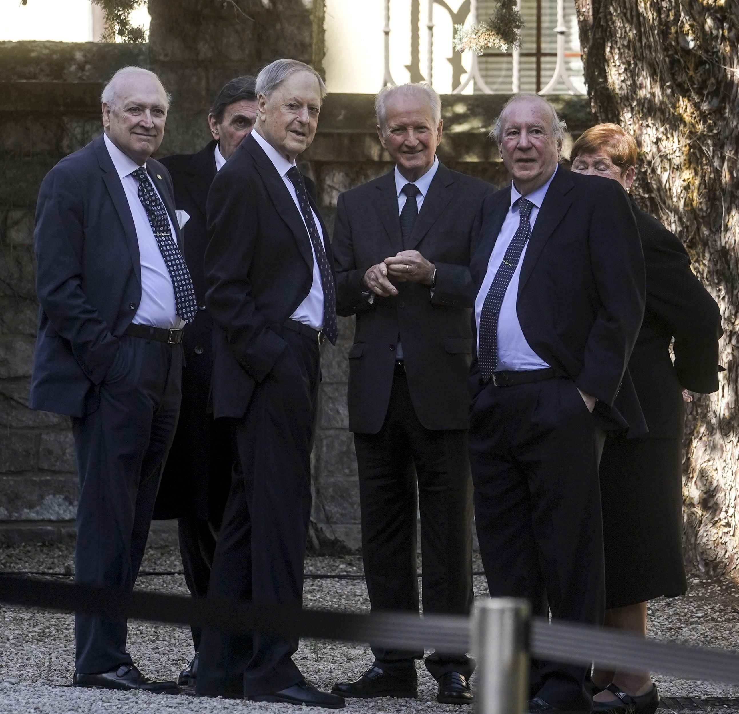 Juan María Atutxa, en el centro de la imagen, junto al economista Alfonso Basagoiti. Al fondo, se aprecia a Jon Azua, ex vicelehendakari y ex consejero de Industria y Energía.