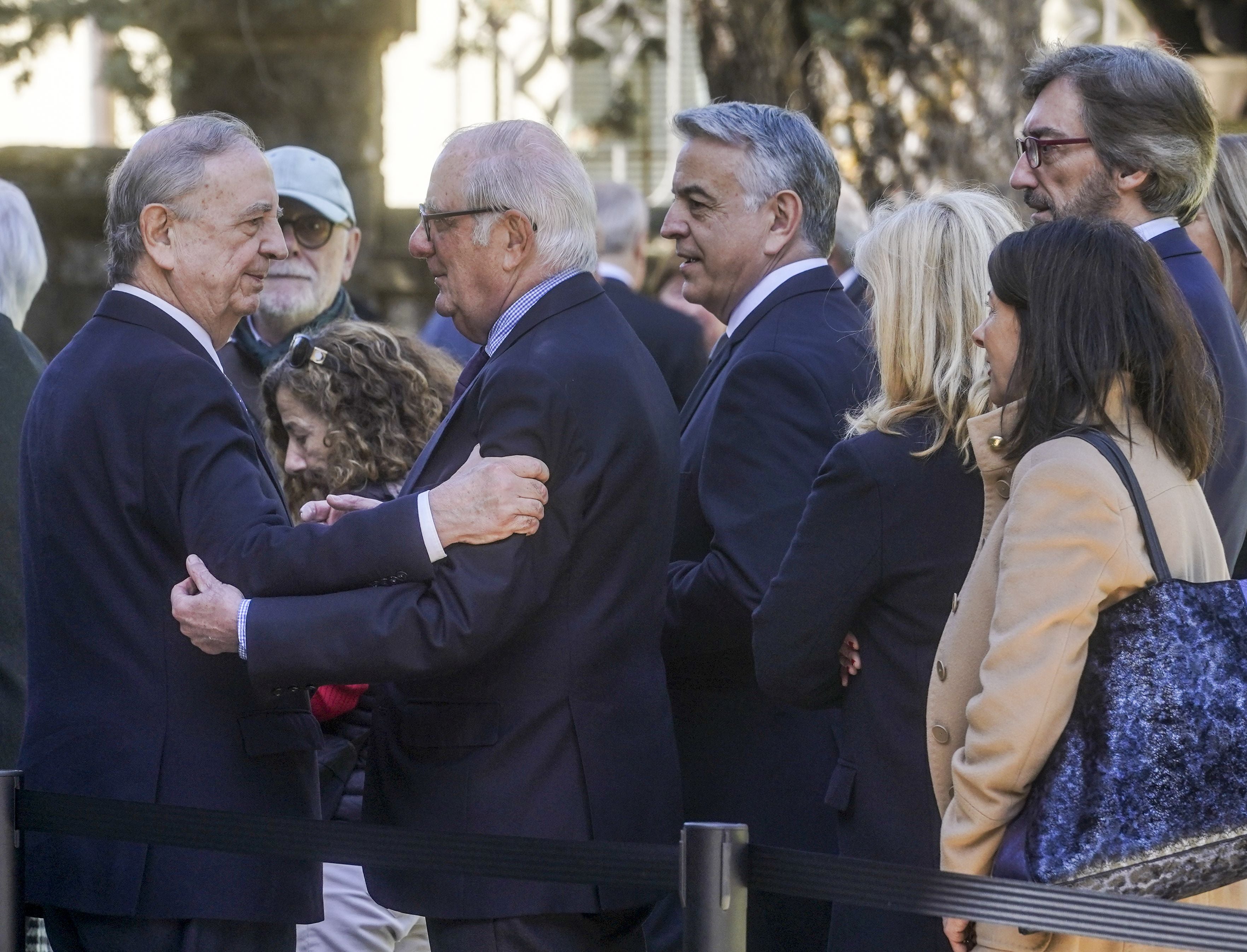 La delegación del Partido Popular ha estado encabezada por el ex diputado general de Álava, Ramón Rabanera, que ha acudido también con Javier de Andrés, candidato a lehendakari en las elecciones vascas del próximo 21 de abril. En la imagen, Rabanera saluda al jeltzale Iñaki Anasagasti.