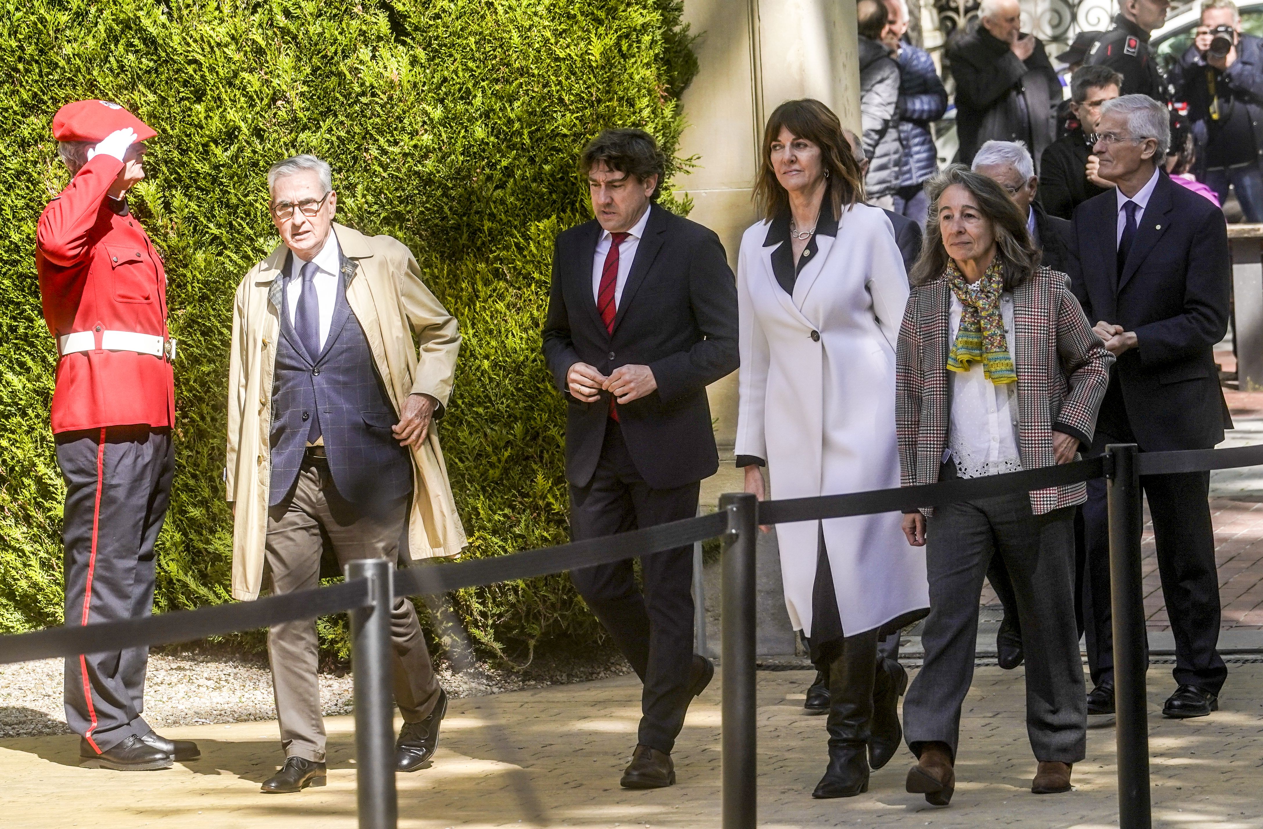 La delegación del PSE ha estado integrada, entre otros, por la vicelehendakari, Idoia Mendia, que ha estado secundada por Eneko Andueza, candidato a lehendakari, Ramón Jáuregui y la actual delegada del Gobierno en Euskadi, Marisol Garmendia.