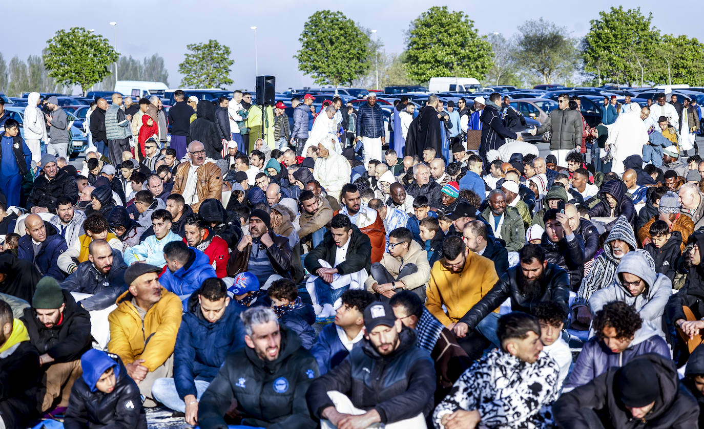 Miles de musulmanes celebran el final del Ramadán en Vitoria