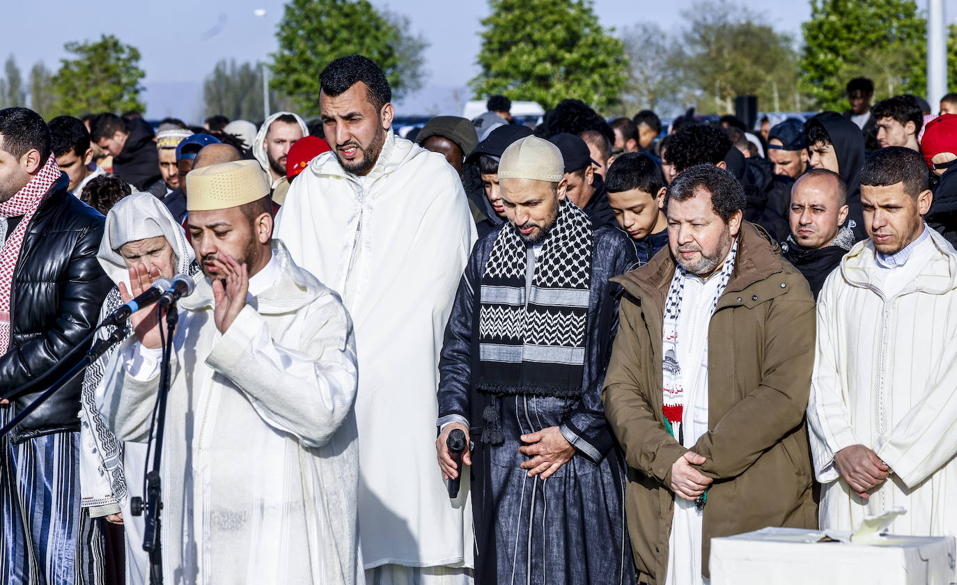 Miles de musulmanes celebran el final del Ramadán en Vitoria
