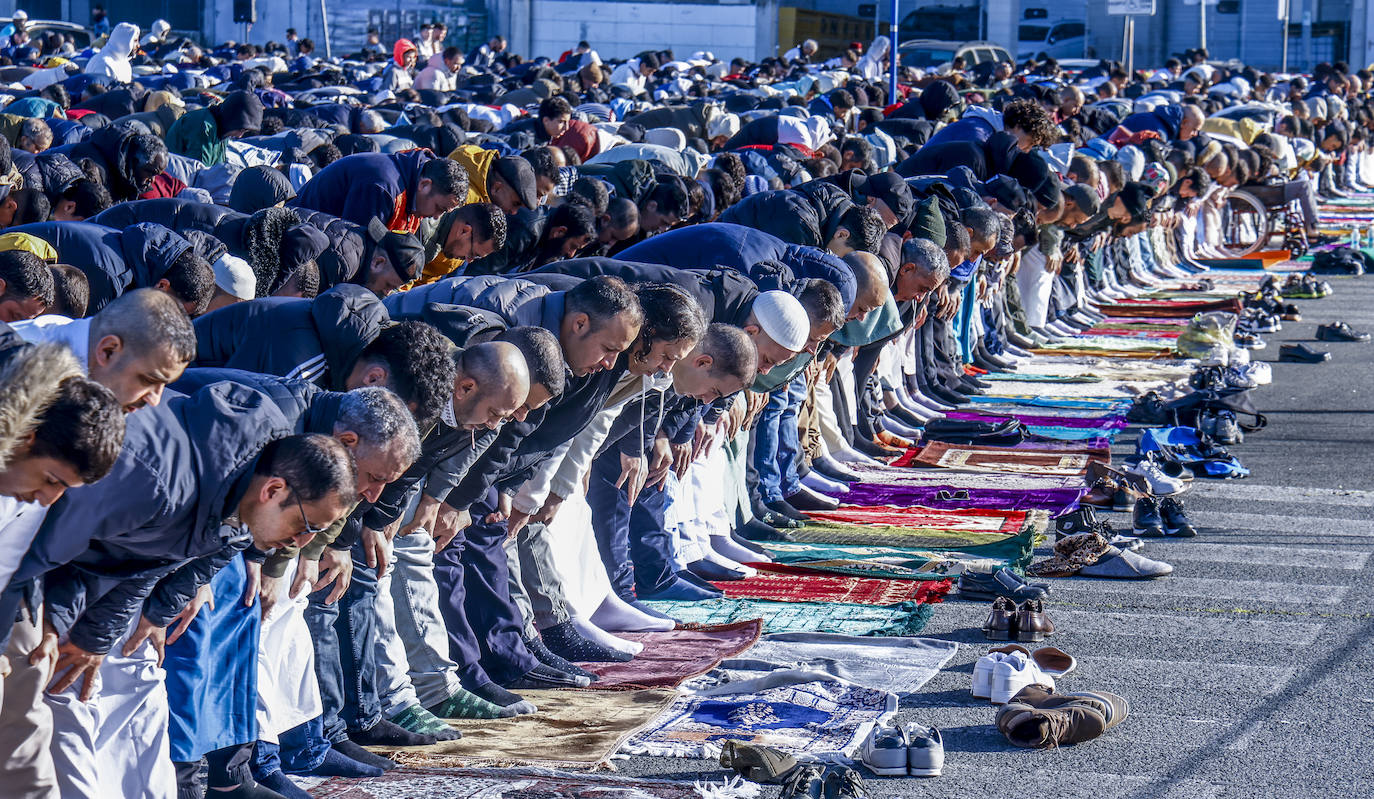 Miles de musulmanes celebran el final del Ramadán en Vitoria