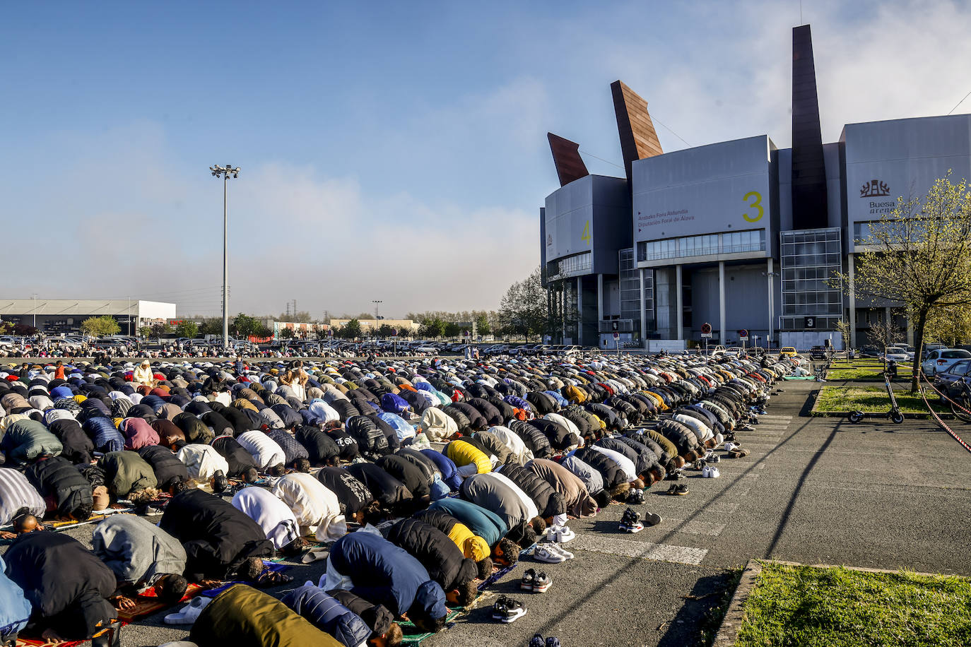 Miles de musulmanes celebran el final del Ramadán en Vitoria