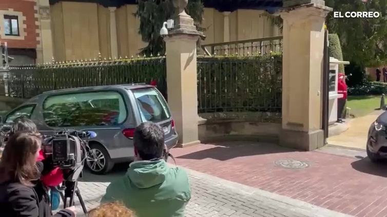 El coche fúnebre con los restos de José Antonio Ardanza abandona el Palacio de Ajuria Enea