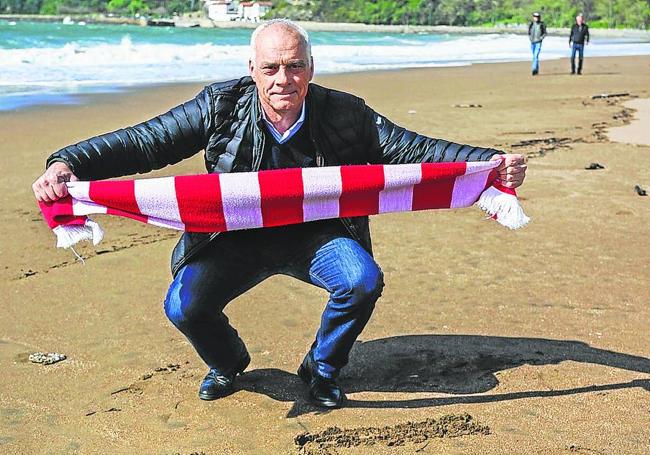 Jon Aspiazu, con la bufanda del Athletic y el número 25 dibujado en la arena de la playa de Ereaga.