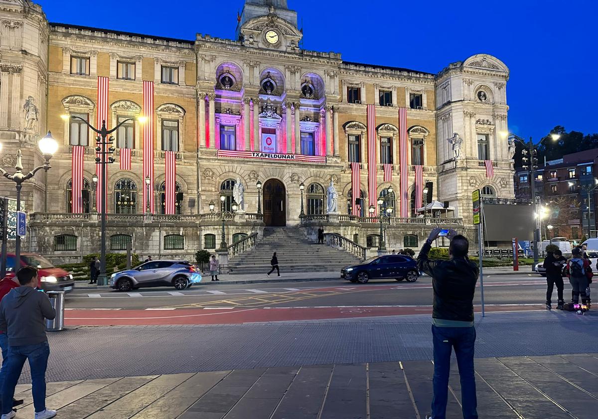 Imagen principal - A la espera de la gabarra: «Queremos verla en primera línea»