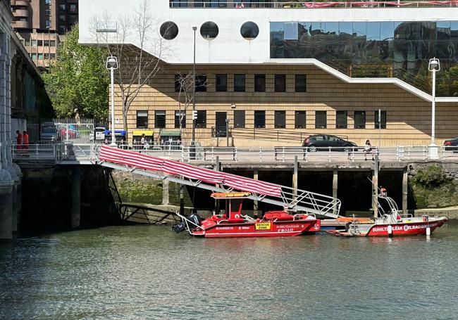 Los bomberos también han puesto los colores del Athletic en su muelle