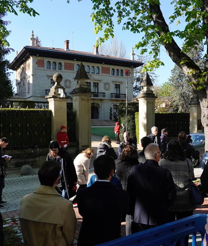 Imagen secundaria 2 - La familia de Ardanza aguarda la llegada de la comitiva fúnebre, que ha accedido a Ajuria Enea a las 9.50 horas. En el exterior, numerosos ciudadanos esperaban la apertura de la capilla ardiente.