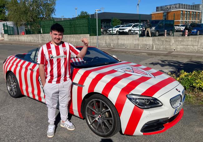 El aficionado, con su coche, en Lezama.