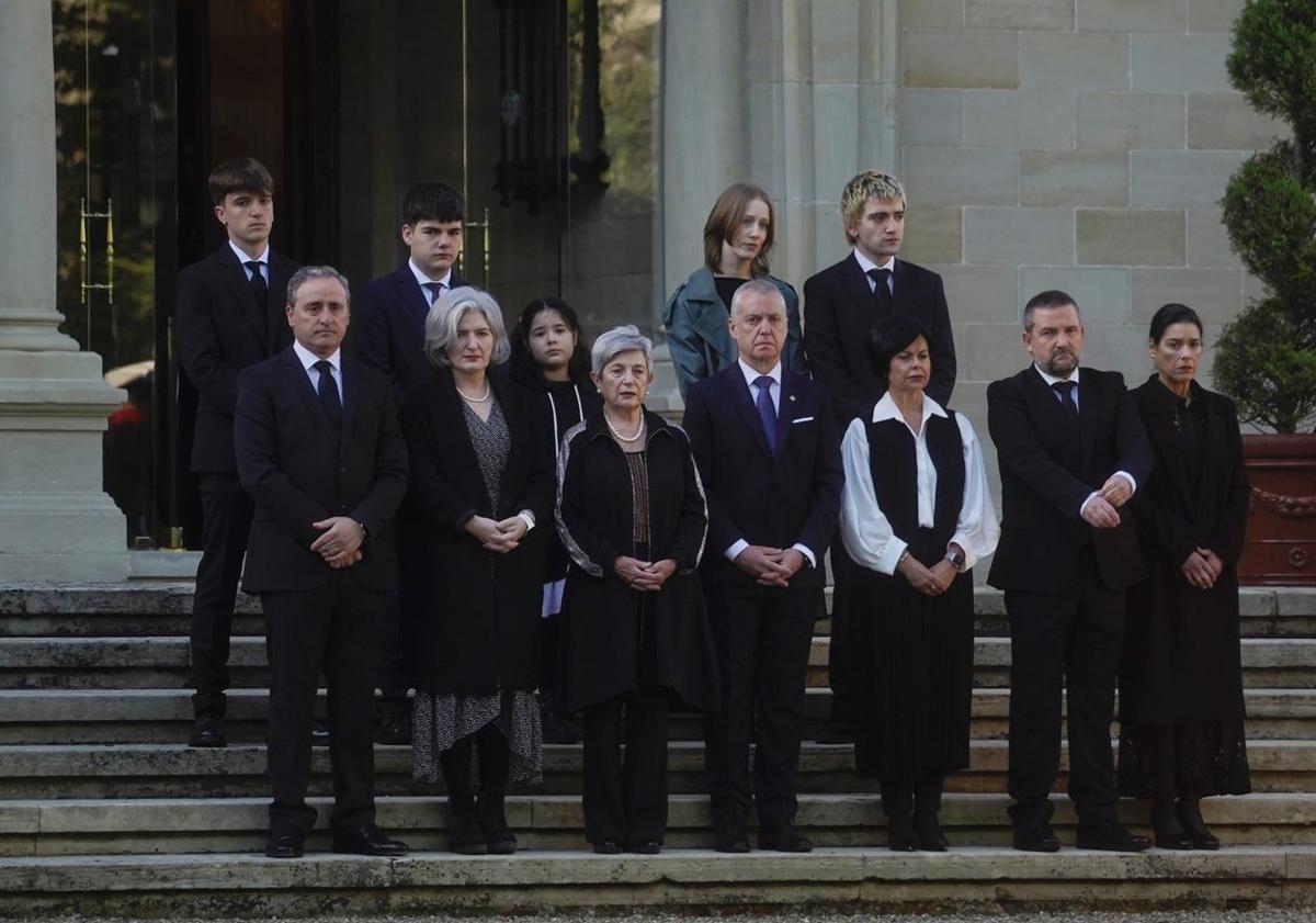 Imagen principal - La familia de Ardanza aguarda la llegada de la comitiva fúnebre, que ha accedido a Ajuria Enea a las 9.50 horas. En el exterior, numerosos ciudadanos esperaban la apertura de la capilla ardiente.