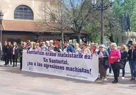 Concentración de repulsa por un nuevo caso de violencia de género ante el Ayuntamiento de Santurtzi.