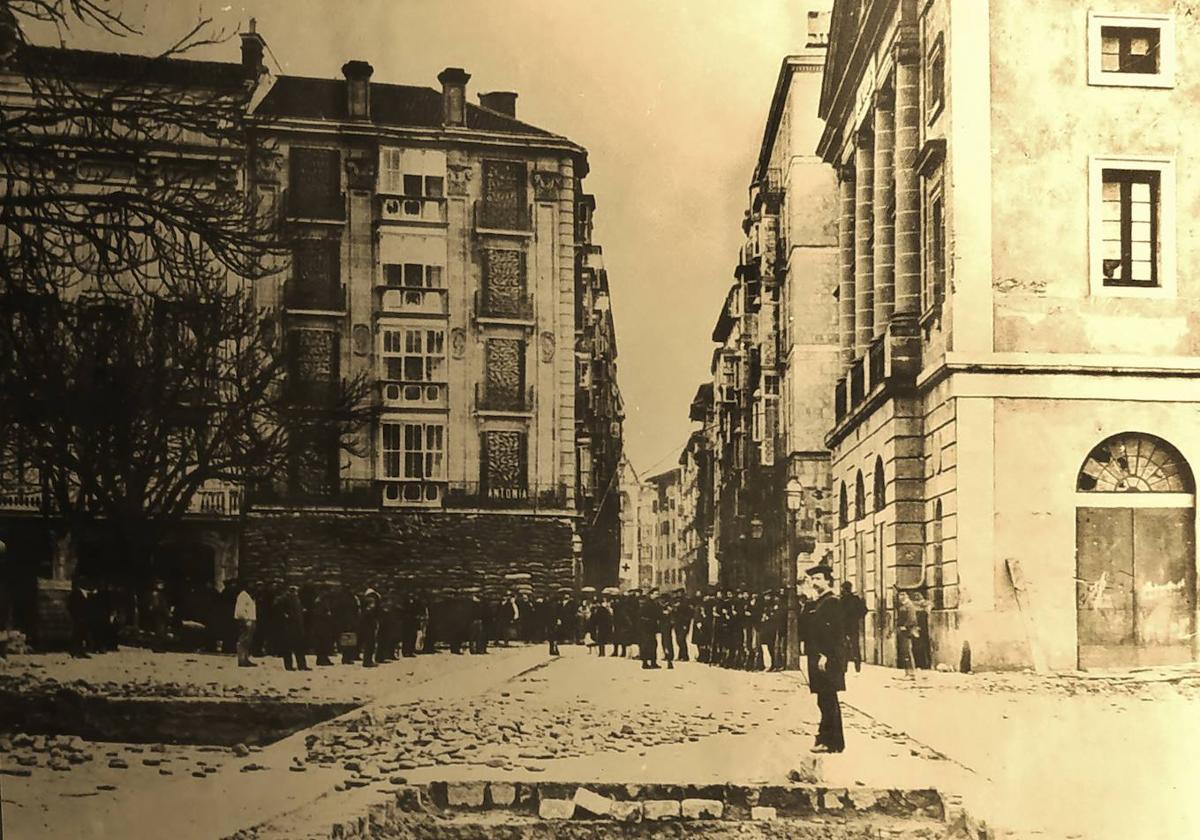 Plaza frente al Teatro de la Villa, con la calle Bidebarrieta al fondo.