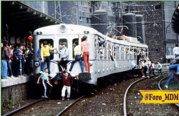 Así iban los trenes a Bilbao para ver la gabarra hace 40 años