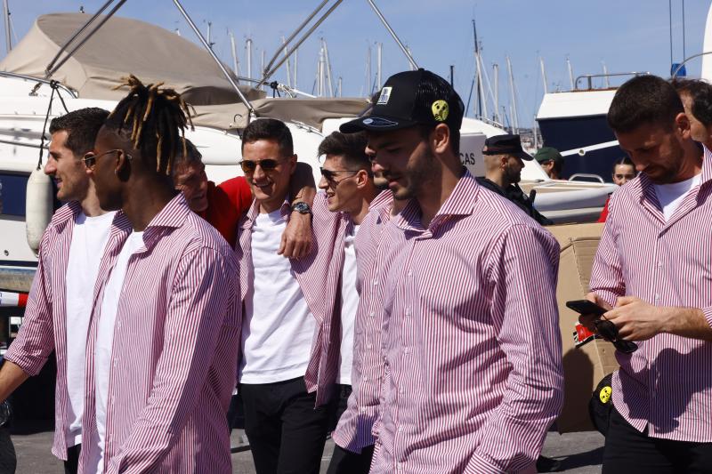 Euforia de los jugadores rojiblancos en la gabarra
