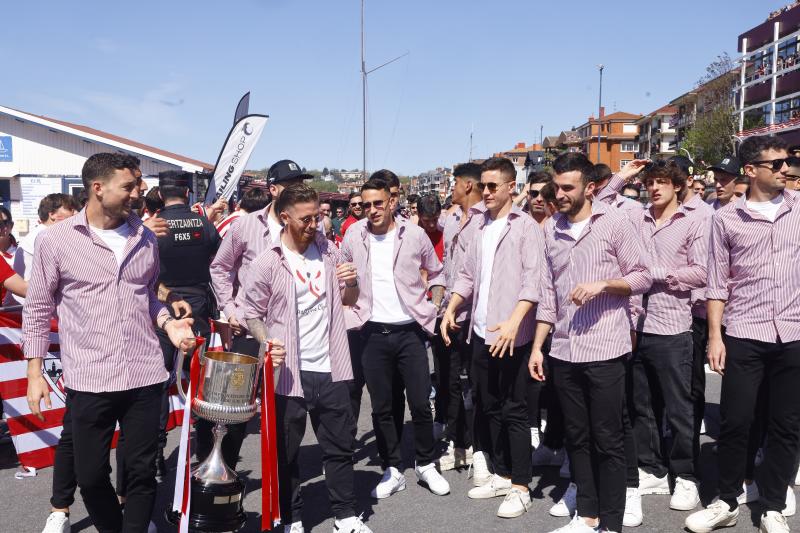 Euforia de los jugadores rojiblancos en la gabarra