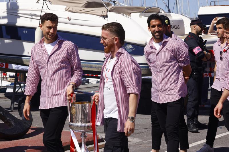 Euforia de los jugadores rojiblancos en la gabarra