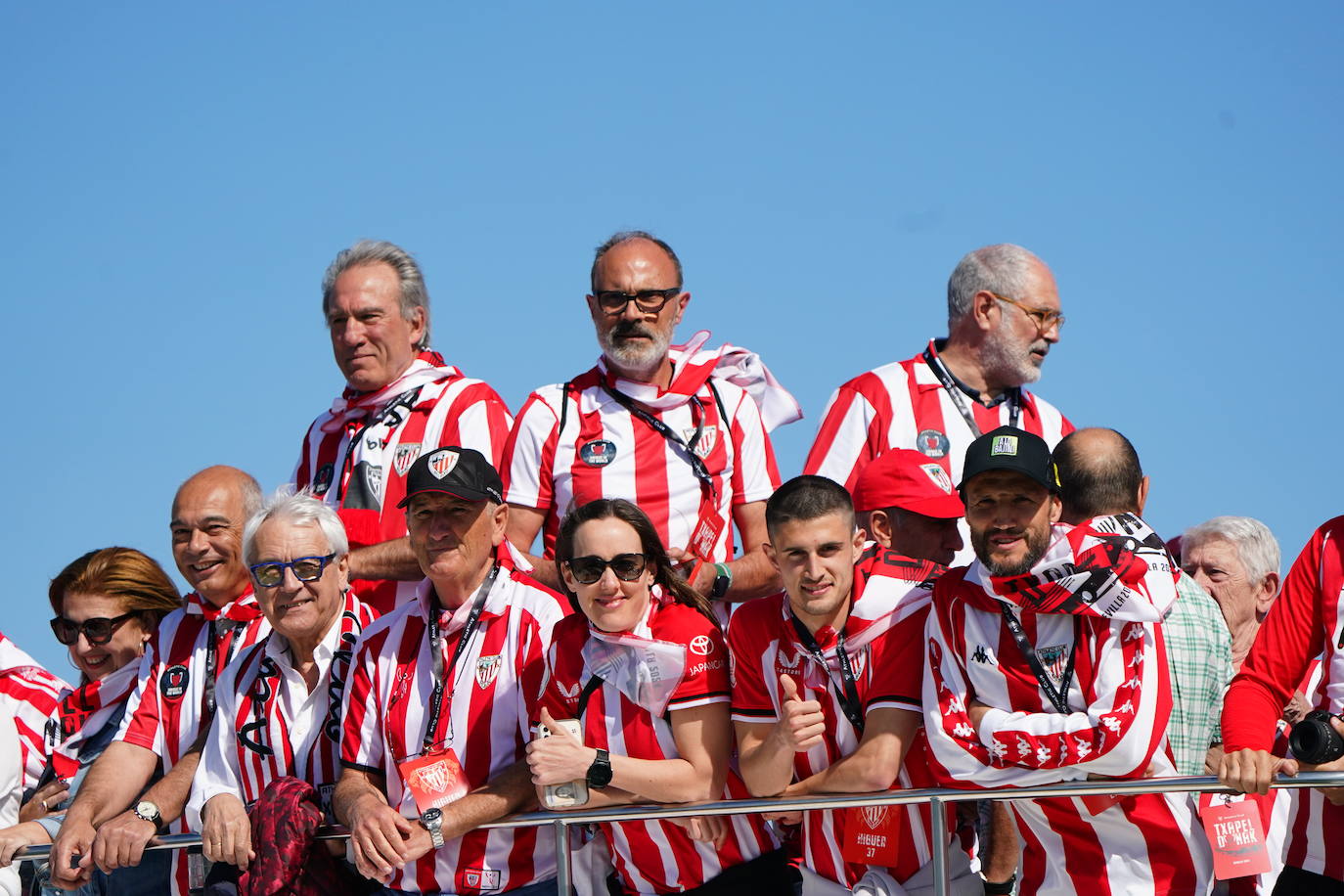 Euforia de los jugadores rojiblancos en la gabarra
