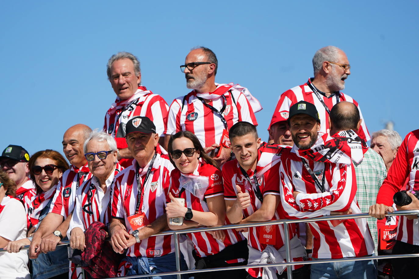Euforia de los jugadores rojiblancos en la gabarra
