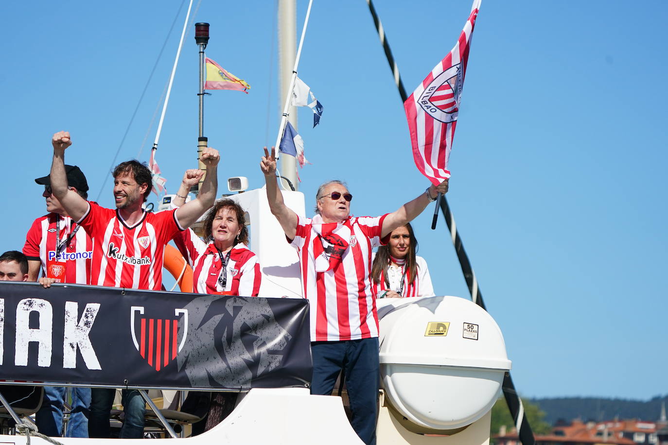 Euforia de los jugadores rojiblancos en la gabarra