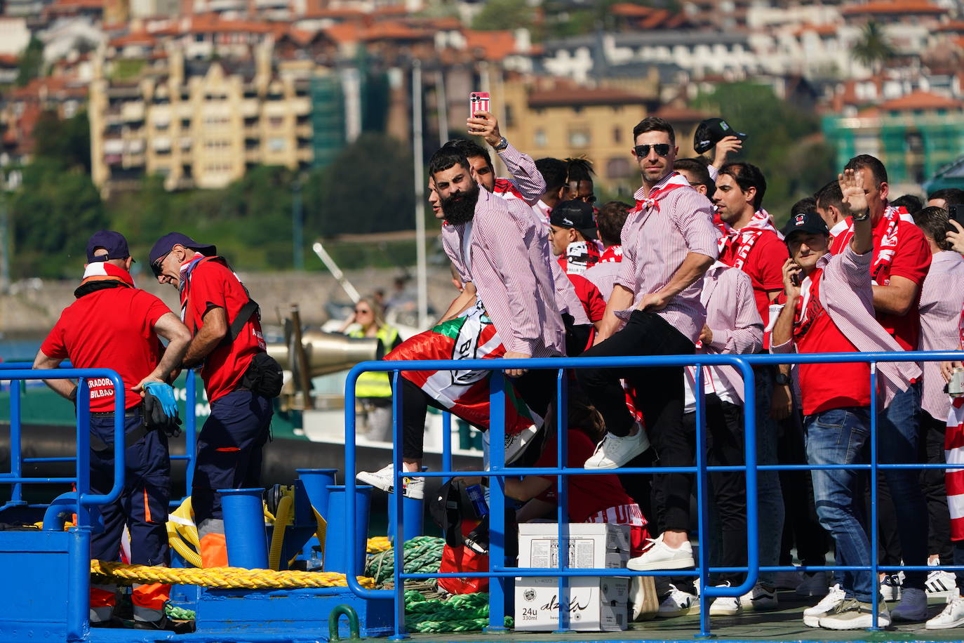 Euforia de los jugadores rojiblancos en la gabarra