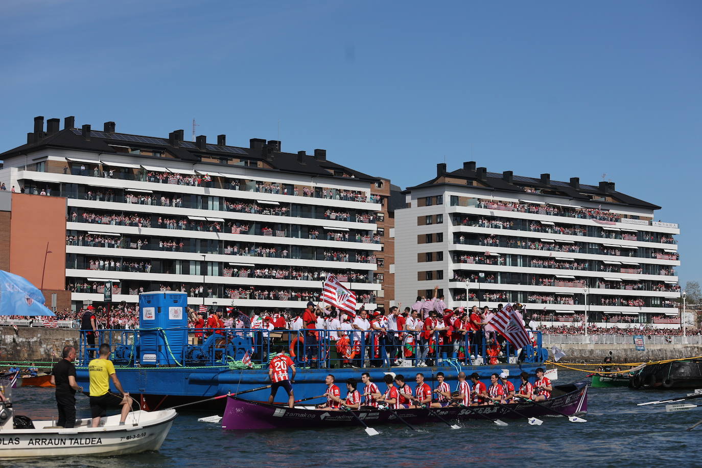 Euforia de los jugadores rojiblancos en la gabarra