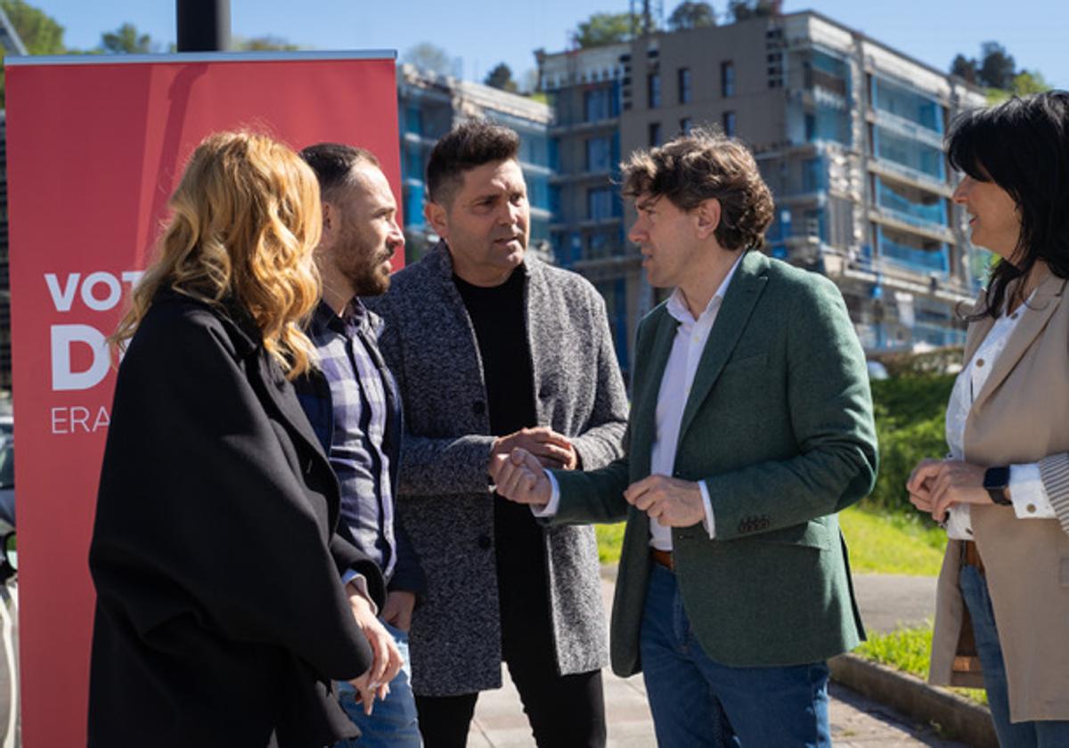 El candidato del PSE, esta mañana junto al 'número uno' de la lista por Gipuzkoa, Denis Itxaso, y el alcalde de Zumarraga, Mikel Serrano