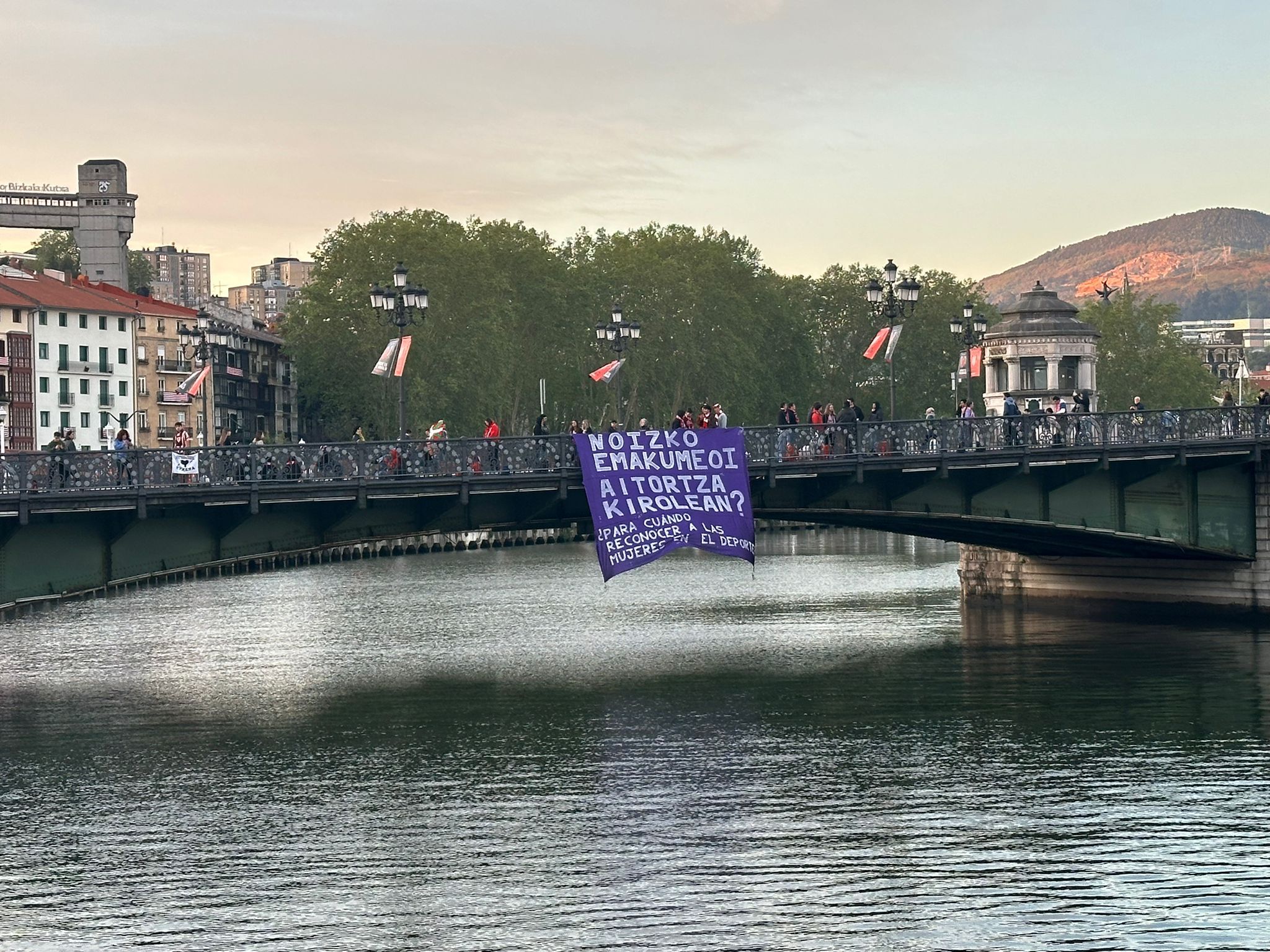 Las imágenes de la fiesta de la gabarra en Bilbao